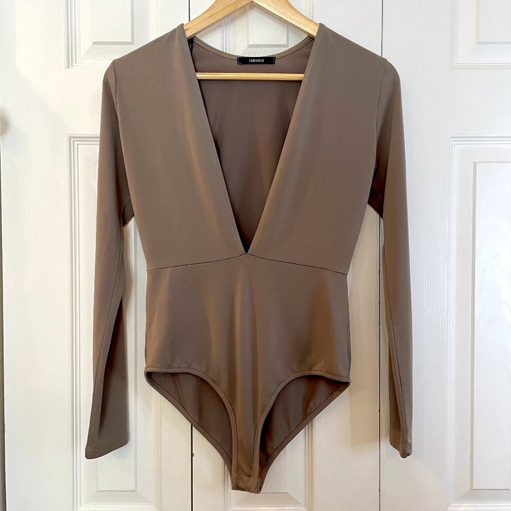 FOREVER 21 | long sleeve plunging taupe bodysuit - size: M